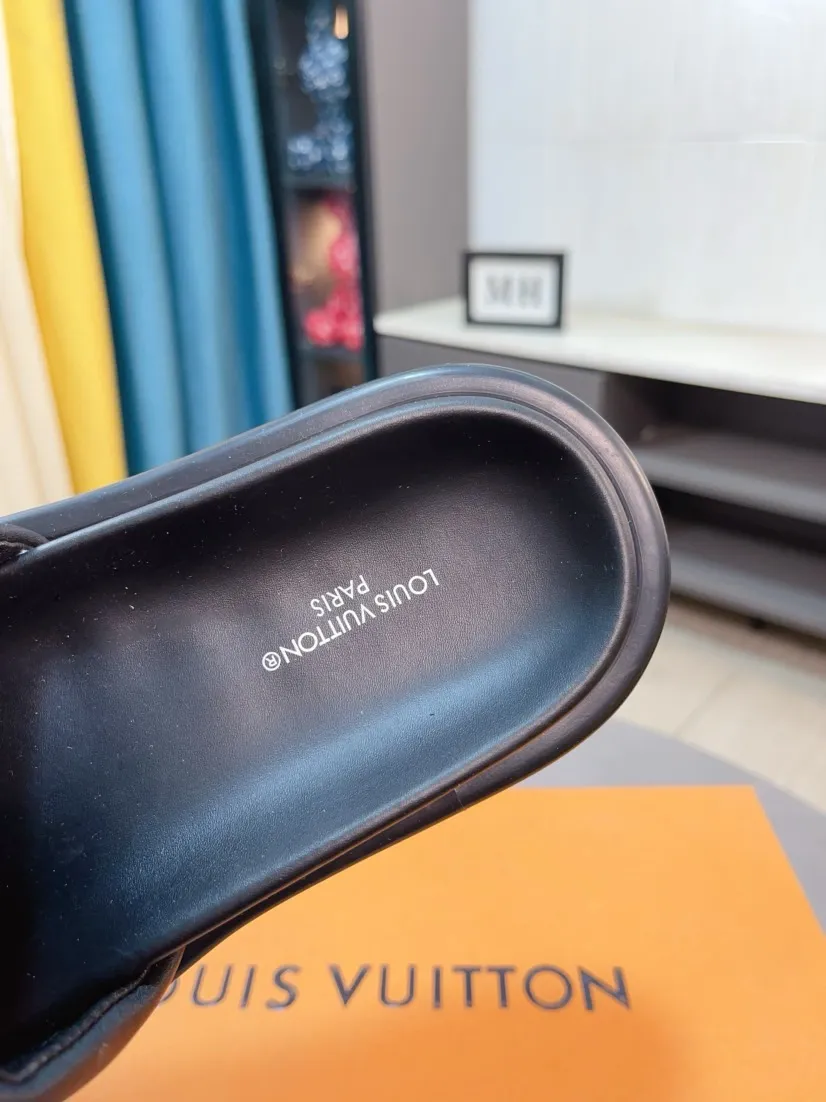 Ex-factory price 360🌹🌹 (lv-Louis Vuitton) New men's slippers, high-end boutique, exquisite embossed logo decoration on the upper, fine workmanship, super soft soles, casual, loose and comfortable, a must-have in summer! \nsize：38-44